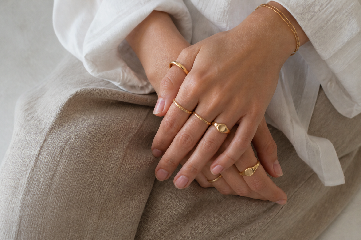 Minimalistische gouden ringen combineren